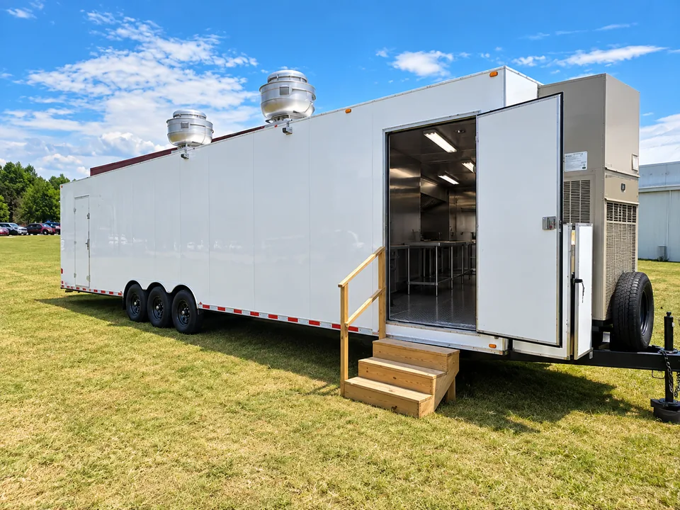 40 ft combination kitchen trailer exterior view 1